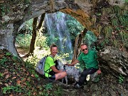 04 Alla 'Grotta dei ladri' con la cascata scrosciante dall'alto